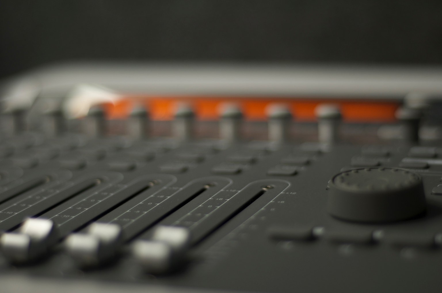 Audio mixing console
